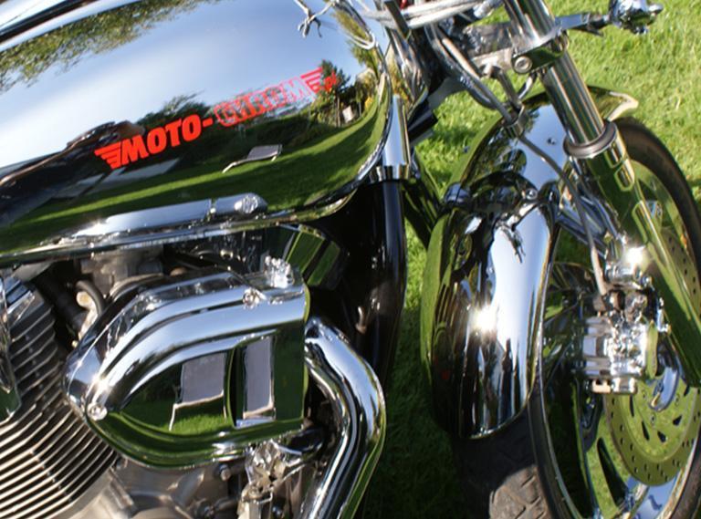 logo moto-chrom na chromowanym motocyklu
